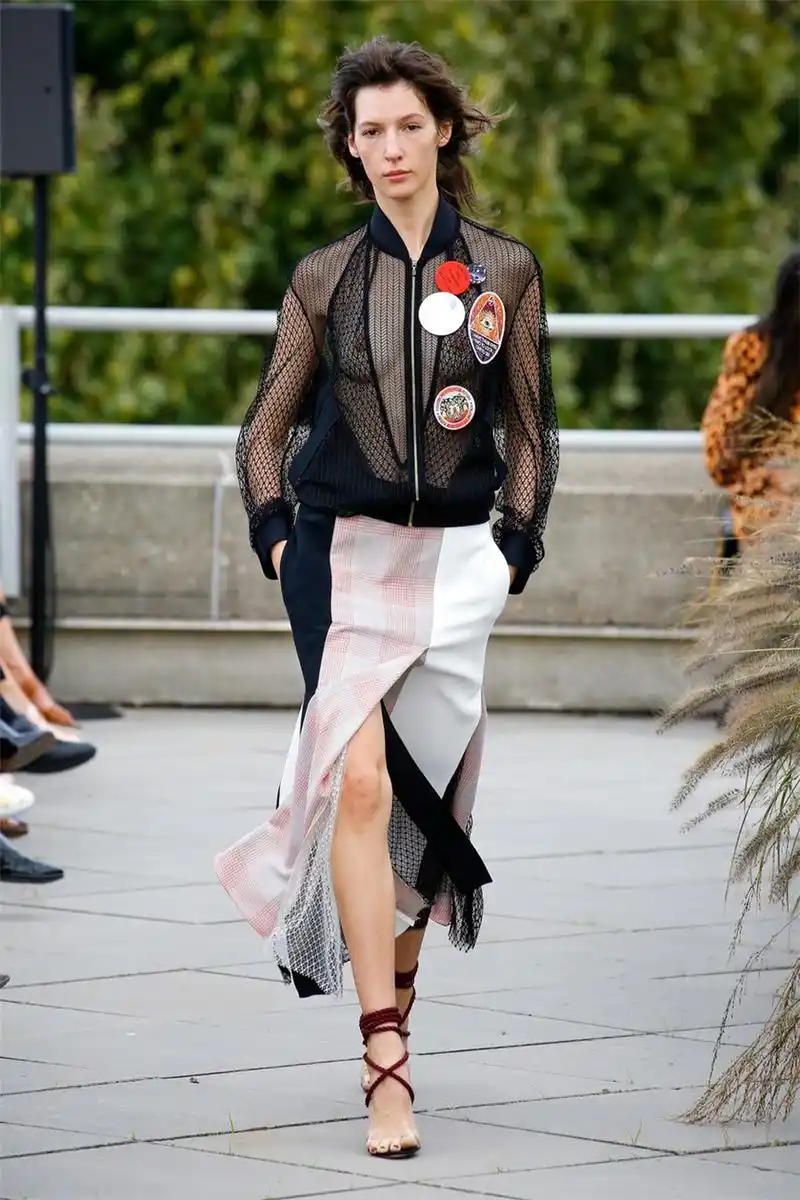 「伦敦时装周」错过了透明雨衣不要紧,半透明薄纱或许更适合你