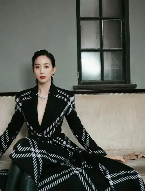 张钧甯出席gq盛典 菱格风衣高级清冷魅力尽显__凤凰网