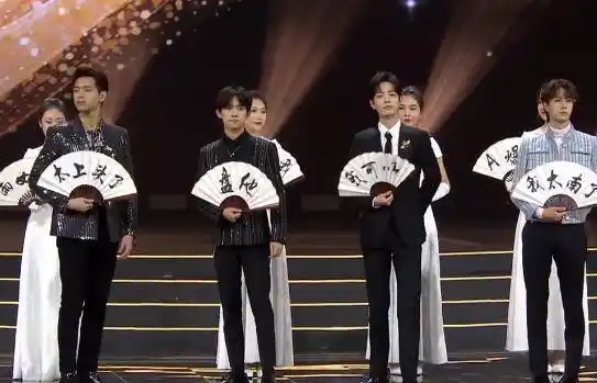 原创肖战王一博李现易烊千玺同框只有王一博与众不同近镜头太帅了