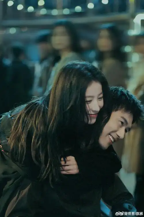 李现周雨彤情侣文案##李现周雨彤后背抱