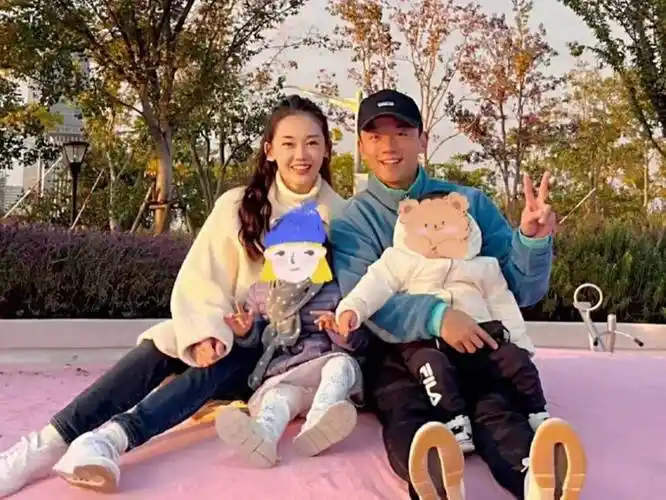 郑恺一家三口韩国度假归来,辣妈苗苗秀小蛮腰,3岁女儿长相秀气