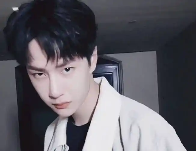 王一博四年前照片被扒,蹲在窗边写签名太乖_工作_舞蹈_因为