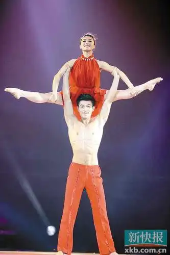 刘璇韩艺博"舞出我人生"挑战"高空绸吊" 险胜成舞王