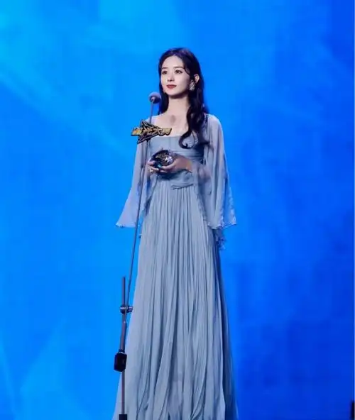 换了造型师的赵丽颖气质"飞升"!穿蓝色纱裙清新淡雅太迷人-秀美女性