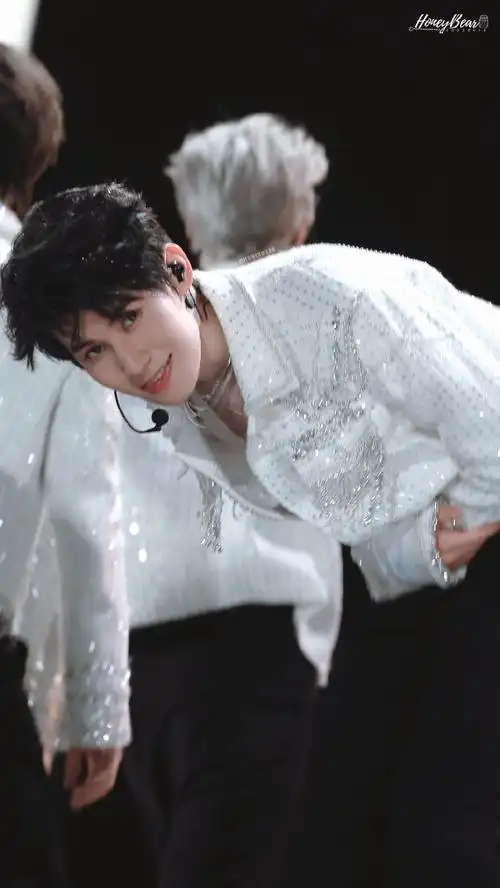 张真源海口演唱会舞台照饭拍