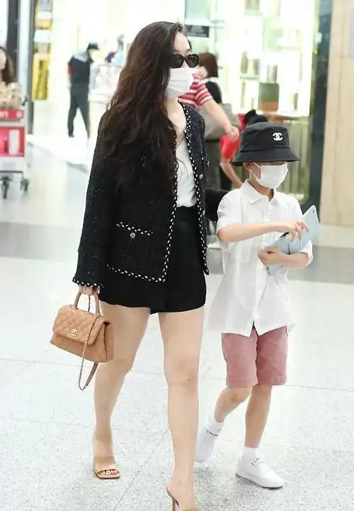 霍思燕走机场穿短裤扎腰肚腩都凸起来了穿再漂亮也是老阿姨