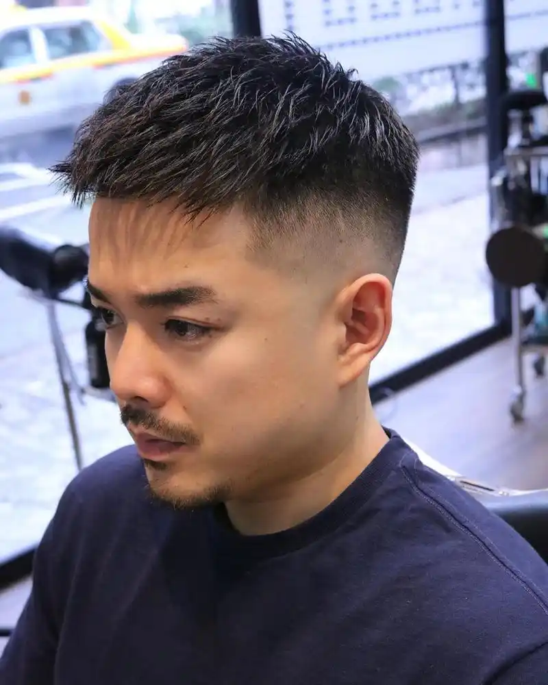 碎寸头也是当下很受欢迎的一种发型,选择把周边的头发铲短,精神又利落