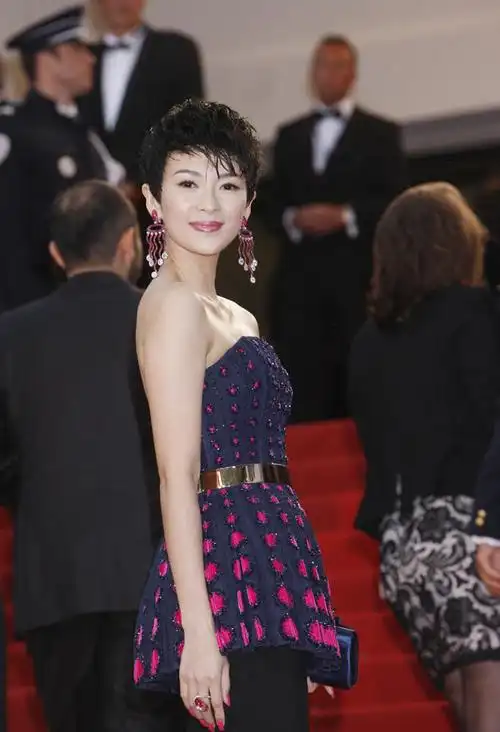 章子怡戛纳红毯造型换不停,银色鱼尾裙高贵典雅露齿微笑气场强大