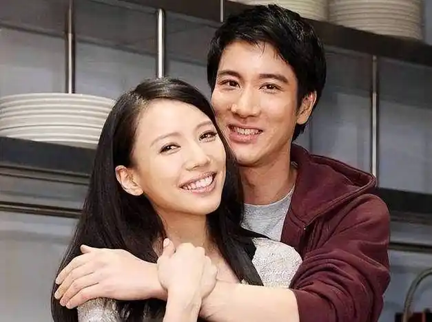 等于从李靓蕾10多岁的"萝莉"时期就相识,年长女友十多岁的王力宏可谓