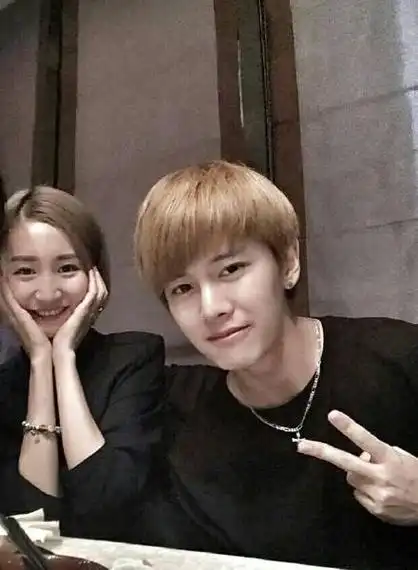 怀孕以来就备受关注的谢娜张杰夫妇不同,任嘉伦冷不丁宣布迎来新生命