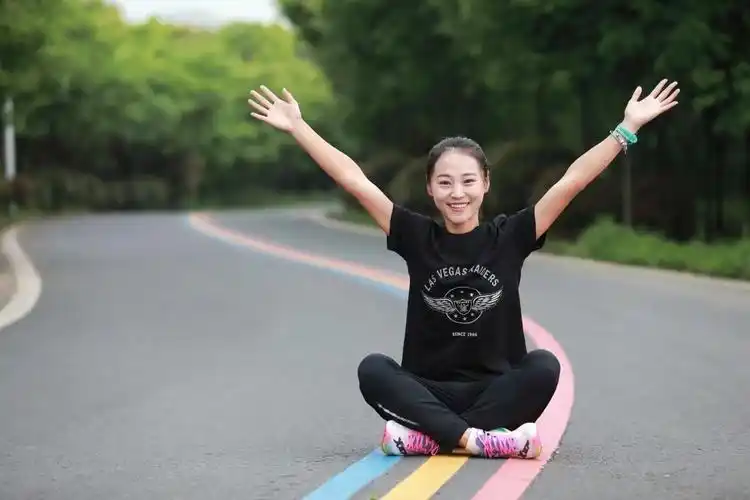 2021湖北长江马拉松冠军殷晓雨差点中途弃赛坚持就是胜利