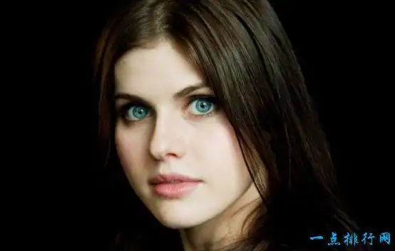 音乐人曾写歌赞赏她的眼睛的美,是世界上拥有最美的眼睛的十位女星之