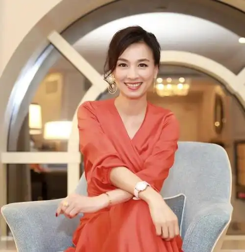 张庭穿蓬松网纱上衣配牛仔裤亮相扎高高丸子头像少女