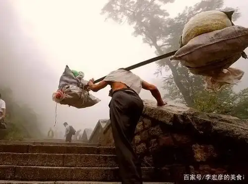 扁担挑东西时重量不变,物理学告诉你如何省力?长绳还是短绳?