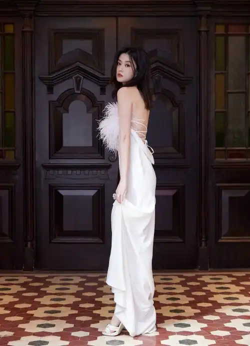 乔欣礼服波光粼粼