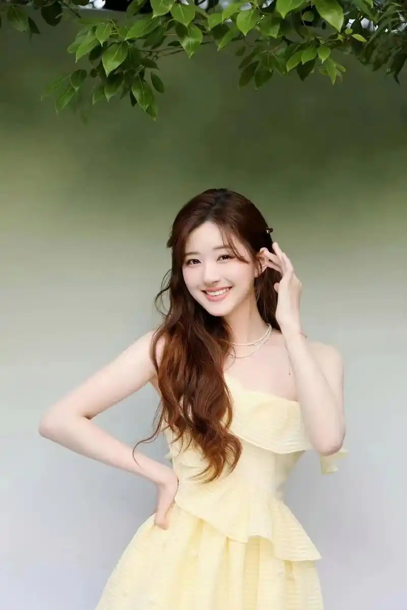 清新甜妹赵露思才是淡颜系穿搭女王