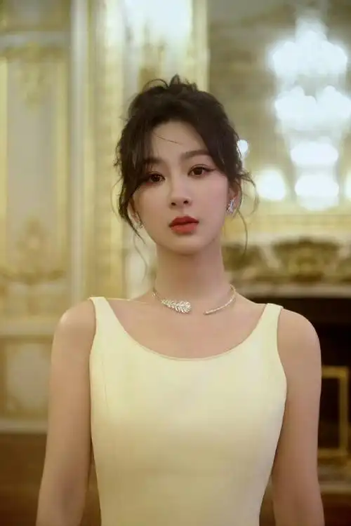 杨紫黄色吊带#杨紫new shot全造型时尚大片,穿着黄色露背高定礼服