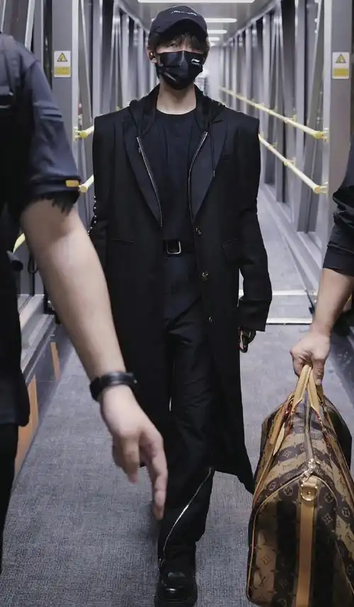 贺峻霖黑色大衣造型#贺峻霖今日机场出发路透9615黑色大衣宽肩