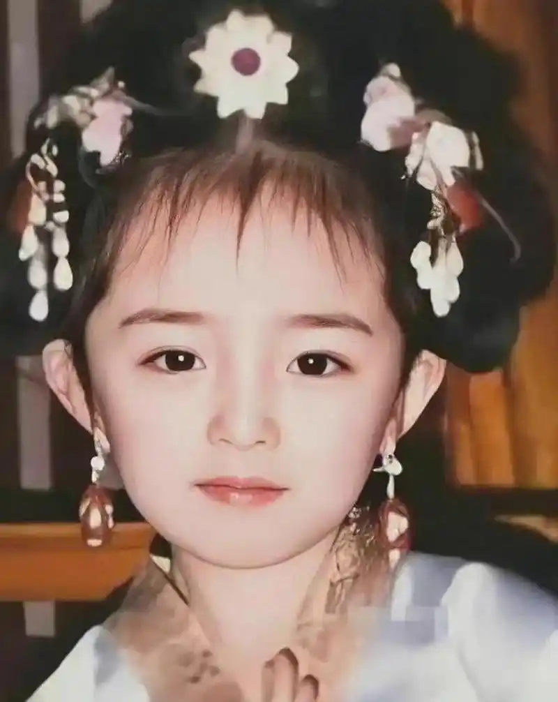 这篇文章展示了6个女明星小时候的可爱照片.