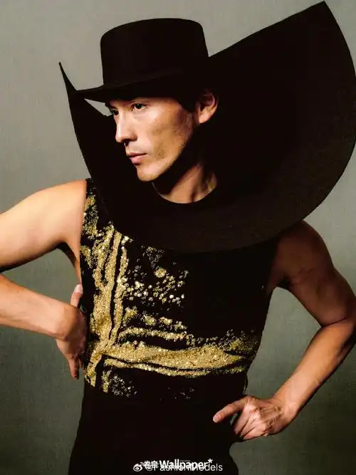 《wallpaper*卷宗》三月刊集结中日韩三国最具代表性的男模—@赵磊