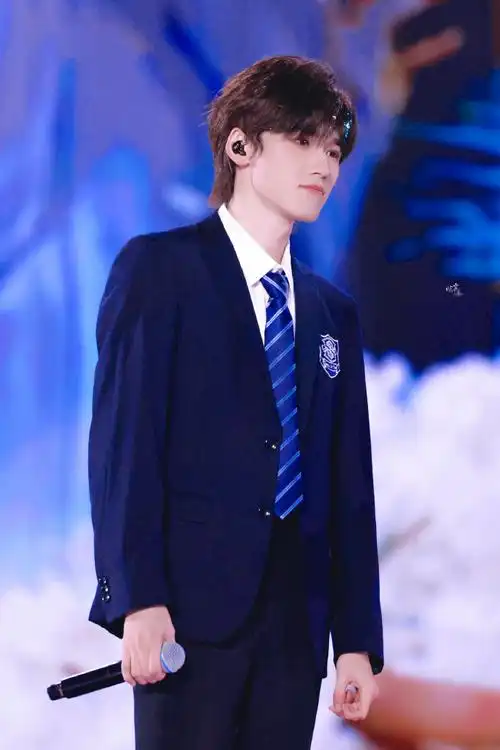 宋亚轩楼间楼演唱会##时代少年团楼间楼演唱会##宋亚轩蓝色烟熏妆