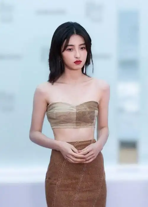 张子枫终于女人味一回穿抹胸晚礼服参加活动娇俏迷人似美人鱼