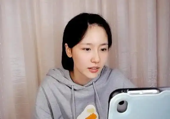 成果斗鱼首秀圈粉200w全程素颜和赵海棠开黑吃鸡