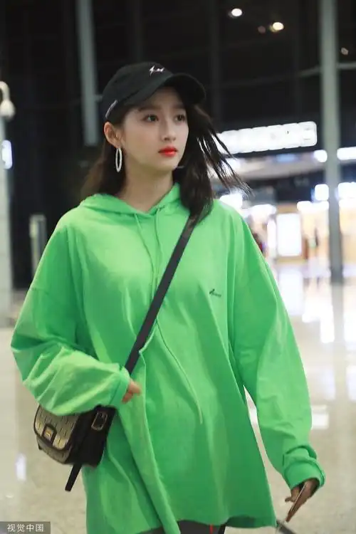关晓彤可爱剪刀手元气满满穿荧光绿oversizet恤清新感扑面