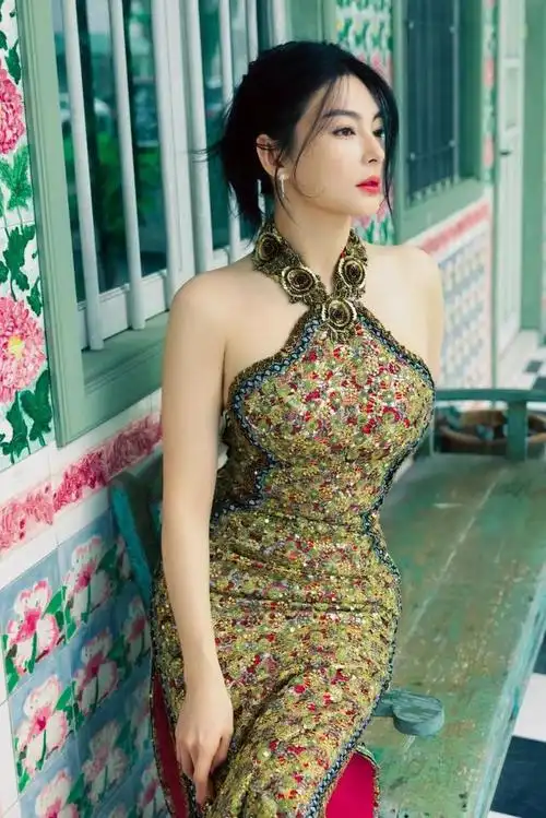 张雨绮身穿露肩吊带旗袍抹胸设计丰满诱人风情无限