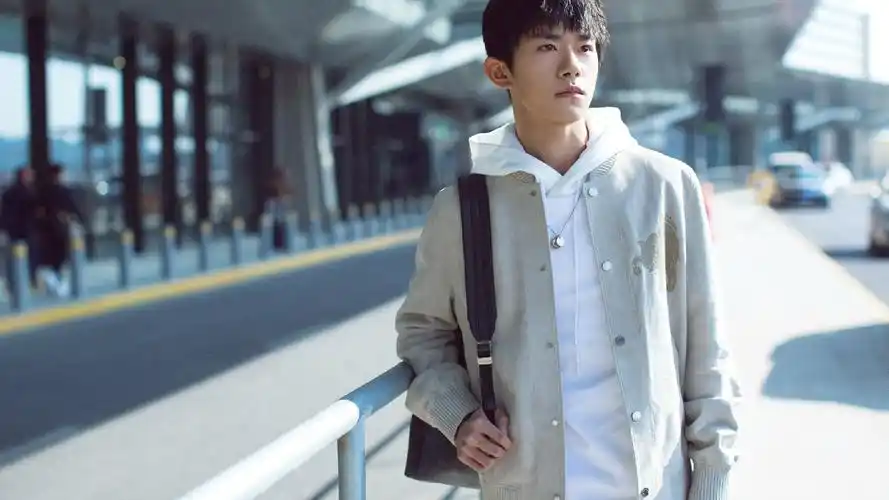 易烊千玺街拍明星风尚壁纸