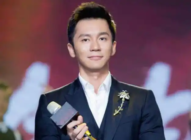 李晨妻子喜怀三胎夫妻共进晚餐悠闲逛街孕肚照曝光还没老公胖