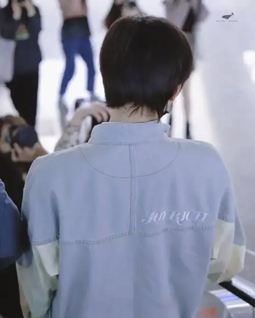 宋亚轩背影安全感#宋亚轩背影照合集9615身姿挺拔,大宽肩好有