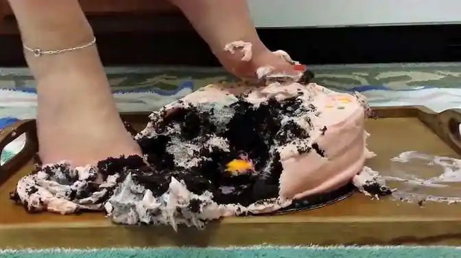 美女赤脚踩蛋糕:这个蛋糕做错了什么,踩得这么稀烂-美食视频-搜狐视频