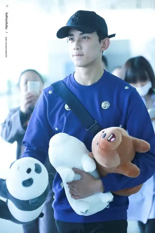 吴磊超话#戏看吴磊百态人生#9299不管多大手里的玩具都一直在