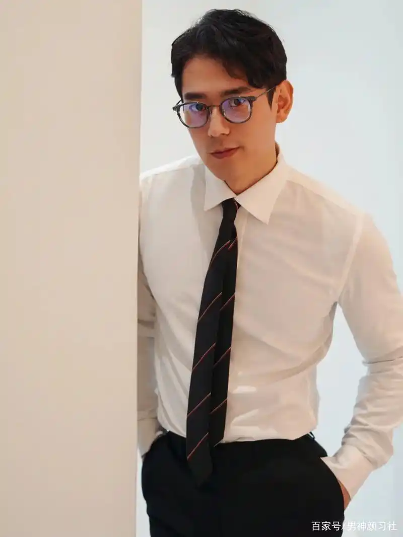 男生戴眼镜有多帅?提升颜值增添气质,更加吸引人注意