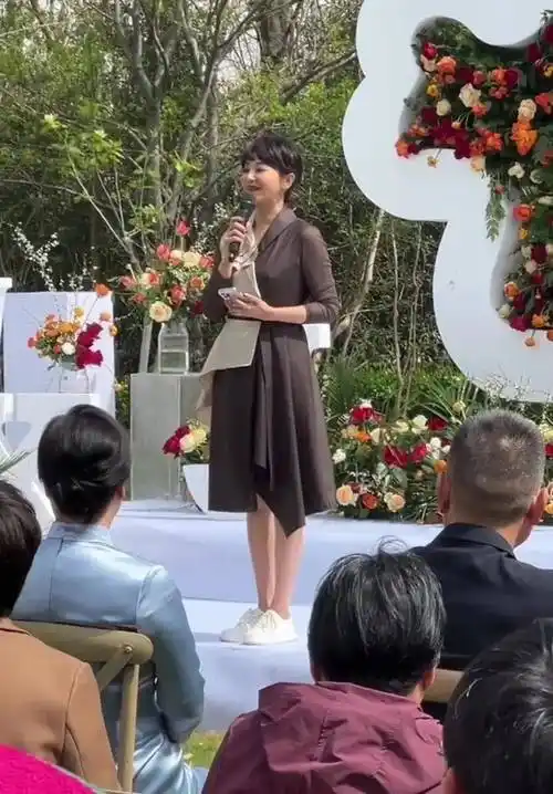 照片中可以看到方琼整个人的气质真的很高雅.