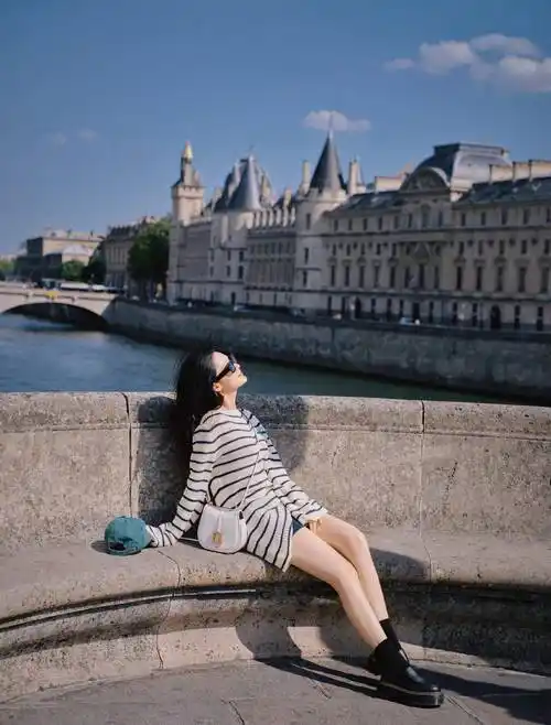 李沁黑白条纹连衣裙休闲风写真_黑色_高跟鞋_气质