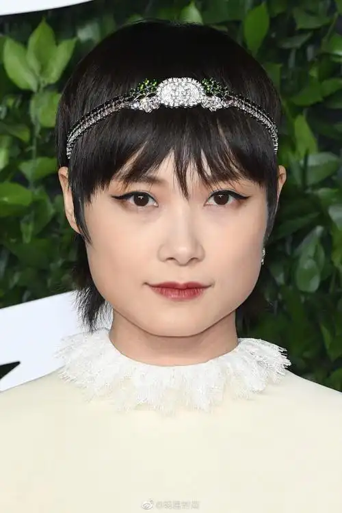 原创李宇春终于放弃爷们造型穿连衣裙扮可爱戴发簪脸却太方了