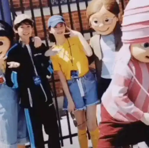 原创王源晒女友视角照片女摄像师和他关系不一般羡慕不来的福气