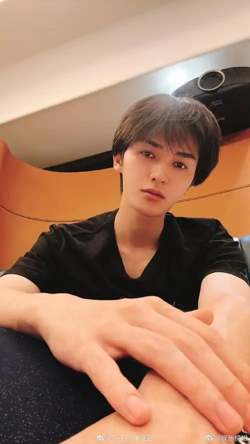 朱正廷晒自拍照