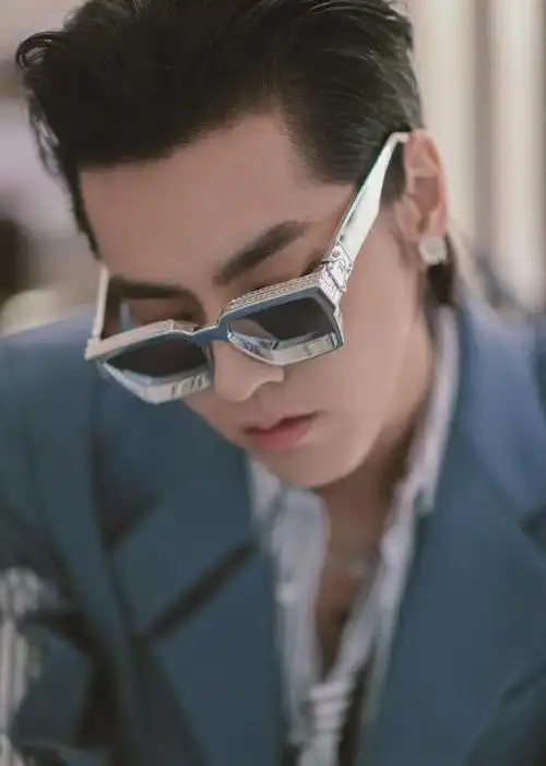 看完霸气的背头,吴亦凡也是有不少轻松乖巧的发型