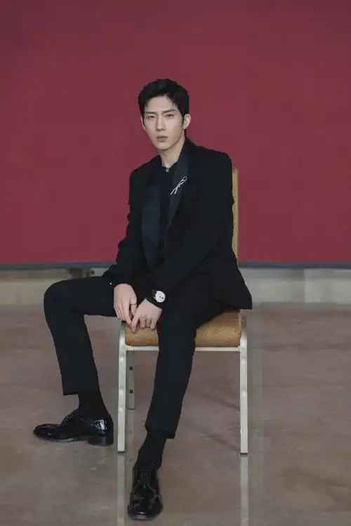 井柏然黑色简约西装造型