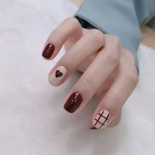 颜色,肯定非红色系莫属,它可是秋冬季节妥妥的扛把子,也是很多美甲师