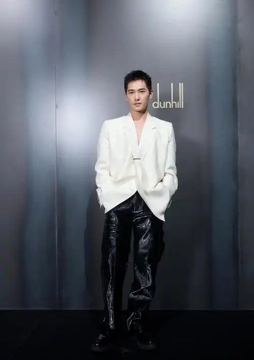 杨洋难掩舞蹈功底西装皮裤挺拔有型似硬汉风度迷倒众少女