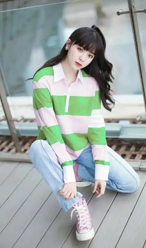 欧阳娜娜夏日穿搭,条纹针织上衣下搭牛仔裤,简单造型时尚满满