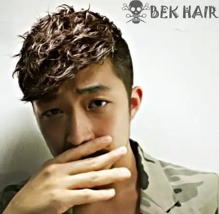 是两边剃掉的 然后刘海全部上翻 然后翻上去往两边分 还有点凌乱的