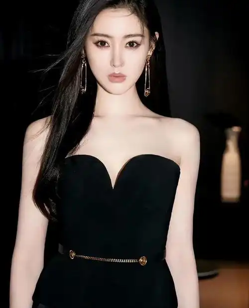 出道12年却未满30岁,张天爱秀裸肩吃早餐,网友:先穿好衣服|娱乐圈|古