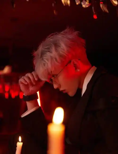 原创蔡徐坤gq盛典银发搭配眼镜秒变漫撕男举手投足间皆是优雅流露