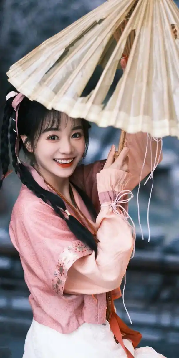 助我上热门# #胡意旋# 一袭粉红色古装,甜美可爱的容颜,俏皮灵动