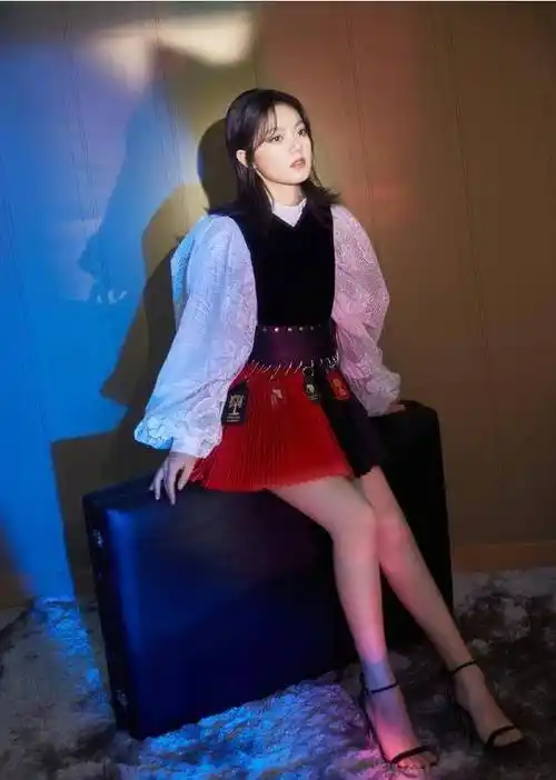 赵今麦的"多肉腿"火了,穿上长袜后,却没有一丝赘肉_身材_时尚_女生